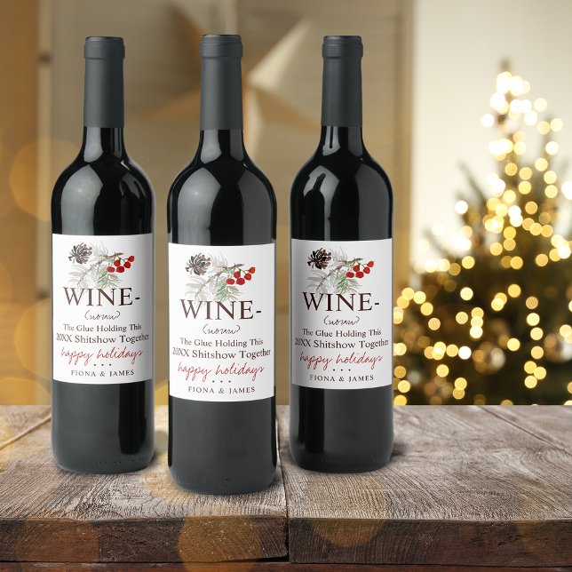 Rolig 2025 Vinlim håller oss samman Grönska Vinflaska Etikett (Funny 2023 Wine Glue Holding Us Together Greenery Wine Label)