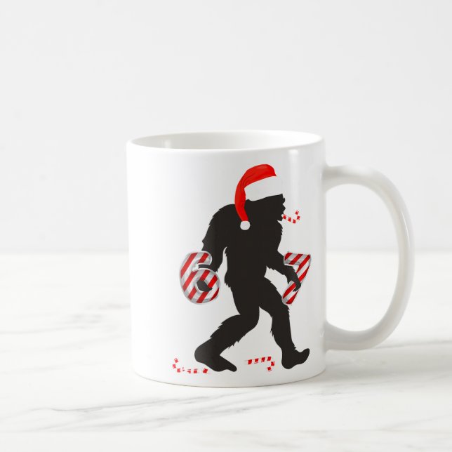 Rolig 67 Meme Med Bigfoot Och Godisstavar Jul Kaffemugg (Höger)