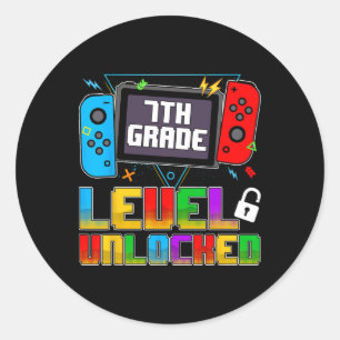 Rolig 7:e klass nivå upplåst gamers tillbaka till runt klistermärke