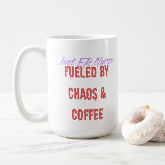 Rolig akutmottagningssjuksköterska driven av kaos kaffemugg