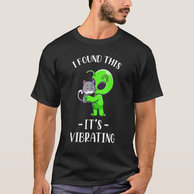 Rolig Alien Hitta Katt Spinnande Oidentifierad Vib T Shirt (Framsida)