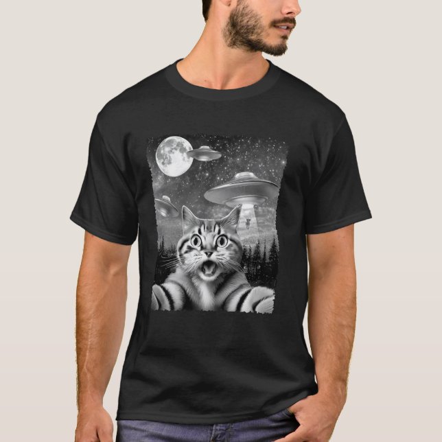 Rolig Alien Katt Selfie med UFO:er Presentidé Män  T Shirt (Framsida)