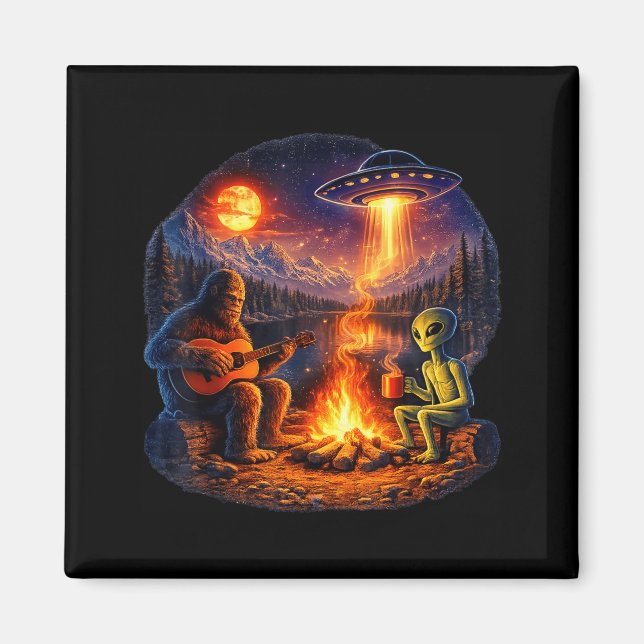 Rolig Alien och Bigfoot Lägger eld på Månen UFO Magnet (Framsidan)