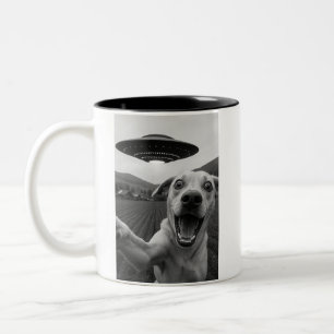 Rolig Alien UFO Hund Selfie - Cool Cat & Space UFO Två-Tonad Mugg