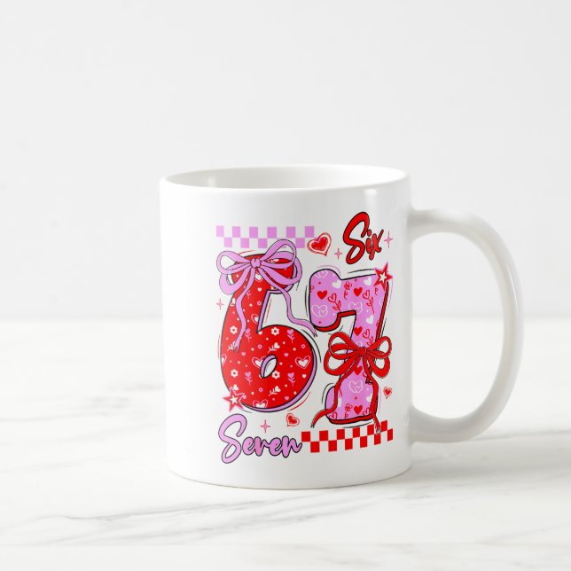 Rolig Alla Hjärtans Dag 67 Meme 6 7 Valentinebåge  Kaffemugg (Höger)