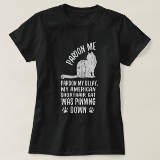 Rolig amerikansk korthårskatt som fäster konst t shirt