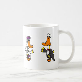 Rolig ankabrud- och brudgumbrölloptecknad kaffemugg