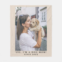 Rolig anpassad hundmamma en fotograferad present f