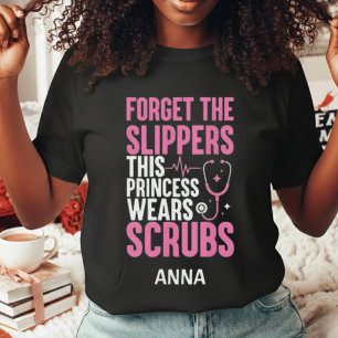 Rolig anpassad rosa sjuksköterskeprinsessa bär ope t shirt