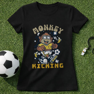 Rolig apa fotbollsspelare sparkar boll t shirt