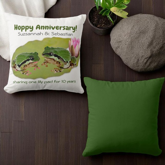 Rolig årsdag Groda Par på Näckros Mall Kudde (throw pillow design front and solid color back)