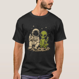 Rolig astronaut och vänlig utomjording månäventyr t shirt