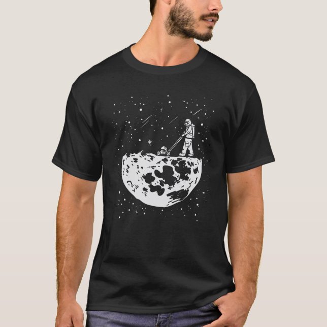 Rolig Astronaut T-shirt Måne Gräsklippning Trädgår (Framsida)