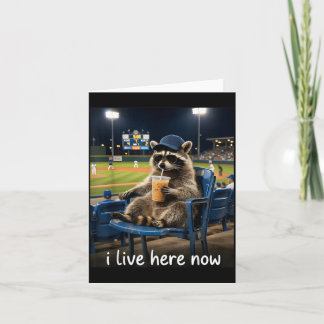 Rolig Baseballfläkt Vaskebjörn Dricker Iced Coffee Kort