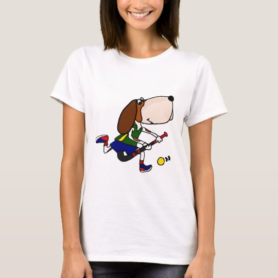 Rolig Bassethund som leker landhockeykonst Tee Shirt