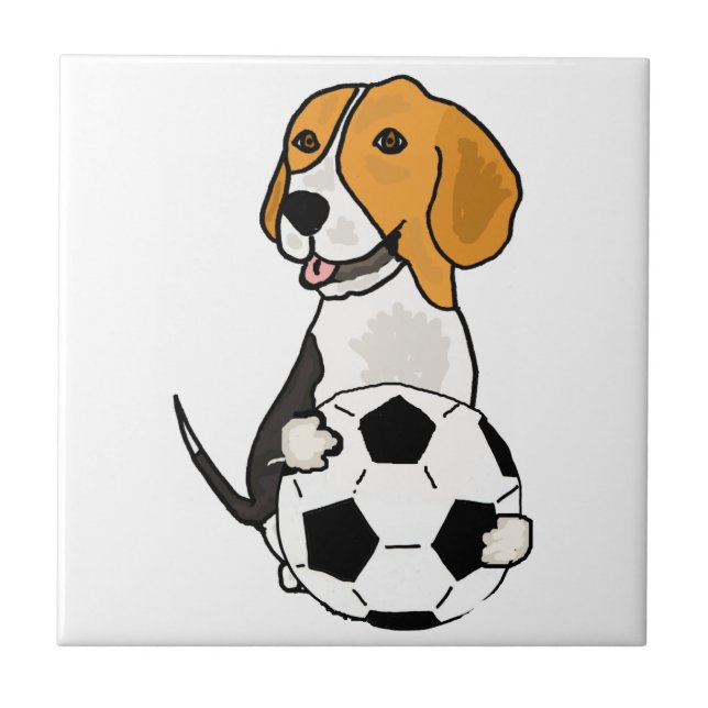 Rolig Beagle som leker fotboll Kakelplatta (Framsidan)