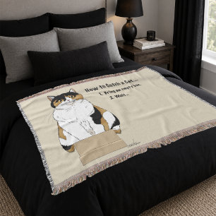 Rolig Beige Katt med Fläckig Päls i Kartong Låda H Mysfilt