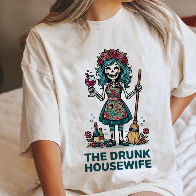 Rolig Berusad Hemmafru Skelett Med Vin T Shirt (Skapare uppladdad)