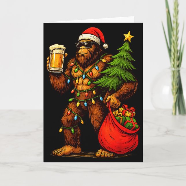 Rolig Big Foot Tomte Hatt Dryck Julgran Xmas Kort (Framsida)