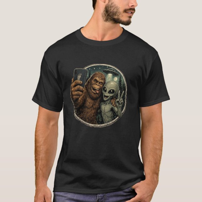 Rolig Bigfoot & Alien Selfie Retro UFO  T Shirt (Framsida)