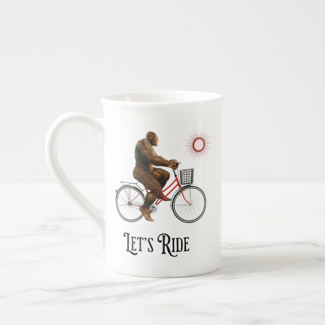 Rolig Bigfoot Cykeläventyr Retro Benporslin Mugg (Vänster)