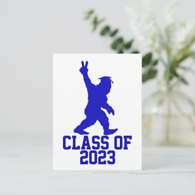 Rolig Bigfoot Klass 2023 - Examen 2023 Vykort (Stående Fram)