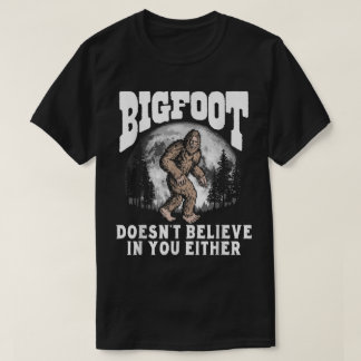 Rolig Bigfoot Månskogsdesign T Shirt