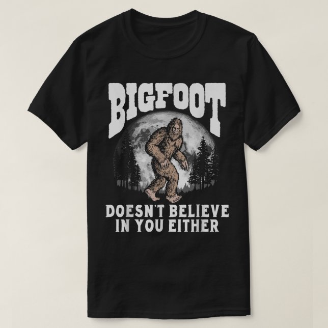Rolig Bigfoot Månskogsdesign T Shirt (Design framsida)