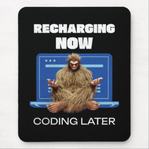 Rolig Bigfoot-programmerare laddar om kodning sena Musmatta