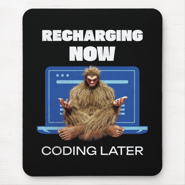 Rolig Bigfoot-programmerare laddar om kodning sena Musmatta (Framsidan)