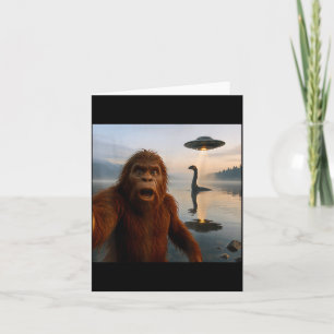 Rolig Bigfoot Selfie Med Loch Ness Monster Och Uf Kort