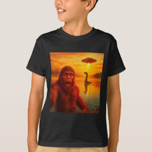 Rolig Bigfoot Selfie Med Loch Ness Monster Och Uf T Shirt