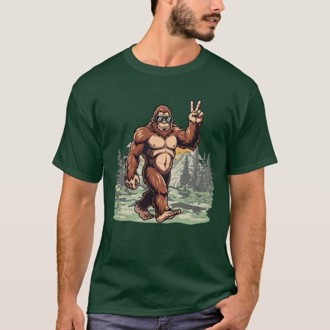 Rolig Bigfoot som använder solglasögon Skogsdesign T Shirt (Framsida)