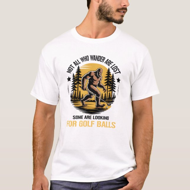 Rolig Bigfoot som söker efter golfbollar T Shirt (Framsida)