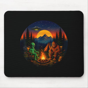 Rolig bigfoot-utomjording lägereld retro-ufo campi musmatta
