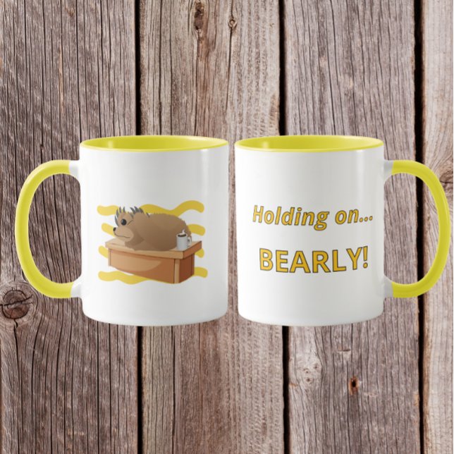 Rolig Björn ”Hänger kvar, knappt!” design Mugg (Skapare uppladdad)
