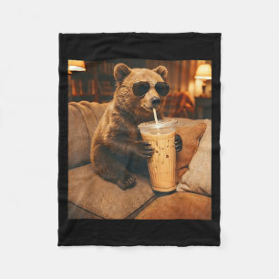 Rolig björn som dricker iskaffe på soffan fleecefilt