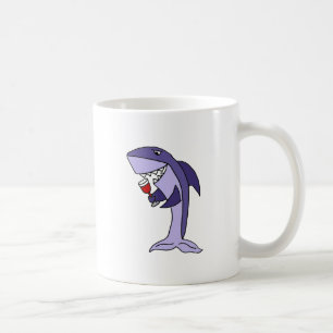 Rolig blåtthaj som dricker exponeringsglas av rö kaffemugg