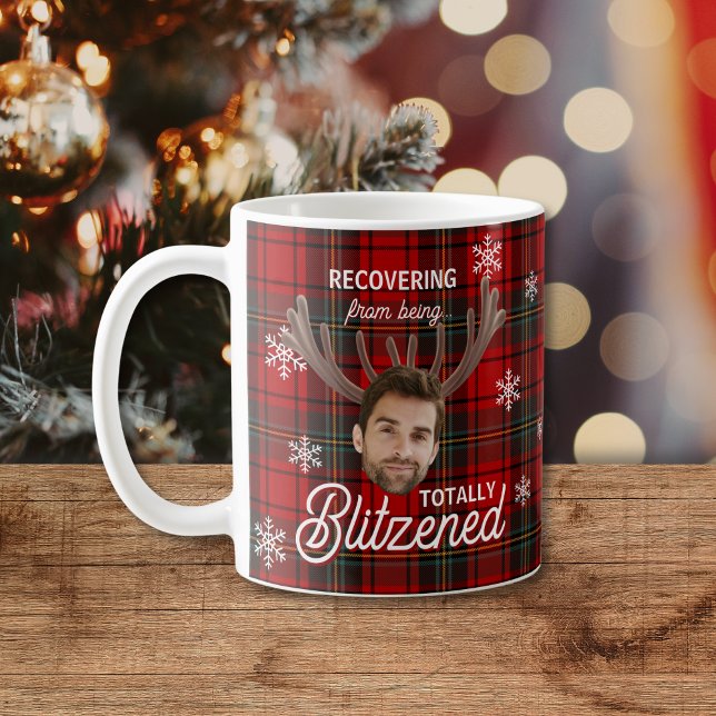 Rolig Blitzened Anpassad Julmugg Med Ansikte Kaffemugg (A funny red plaid Christmas mug featuring snowflakes, reindeer antlers, and your custom face saying)