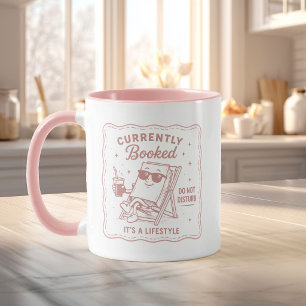 Rolig bokälskare söt bokad kaffe mugg