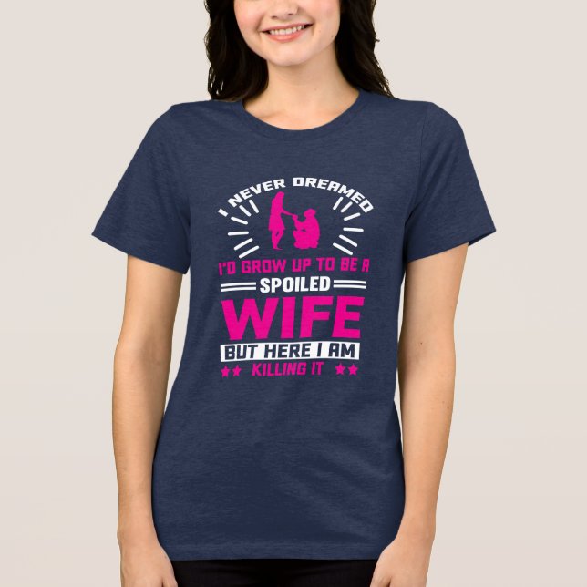 Rolig bortskämd fru ordkonst  t shirt (Framsida)