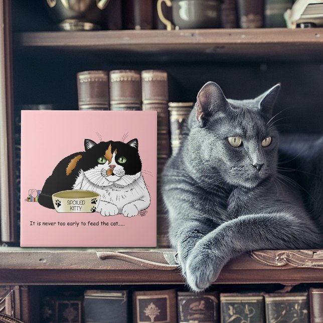 Rolig Bortskämd Katt Tre färger Föda Katt Rosa Kakelplatta (Skapare uppladdad)