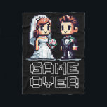 Rolig Brudgum Brud Bröllop Sängkammare Retro Pix Fleecefilt<br><div class="desc">Rolig Brudgum Brud Bröllop Sängkammare Retro Pixelkonst</div>