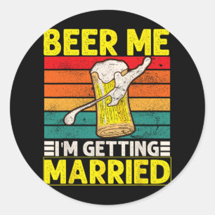Rolig Brudgum Sängvätning Bakåt Beer Me Jag Blir G Runt Klistermärke