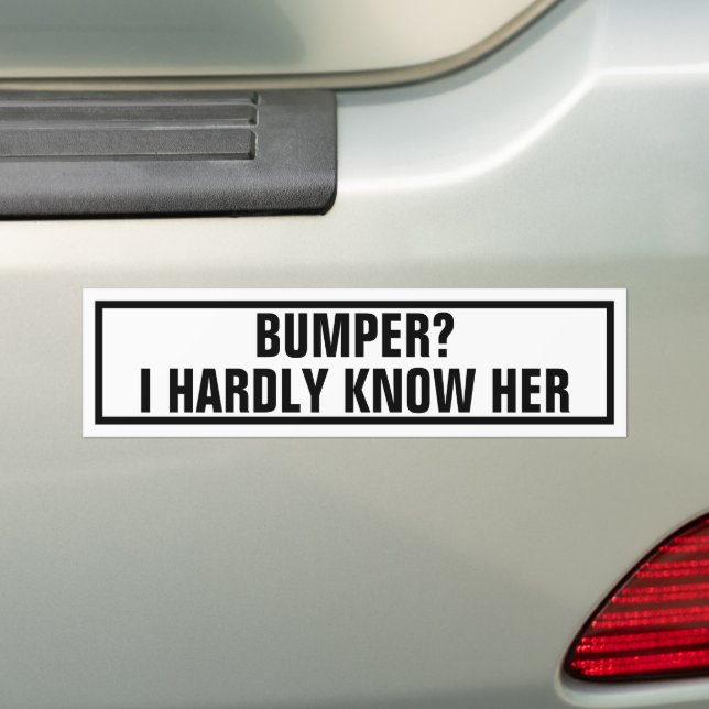Rolig Bumper Känner Henne Knappast Puns Bildekal (På Bil)
