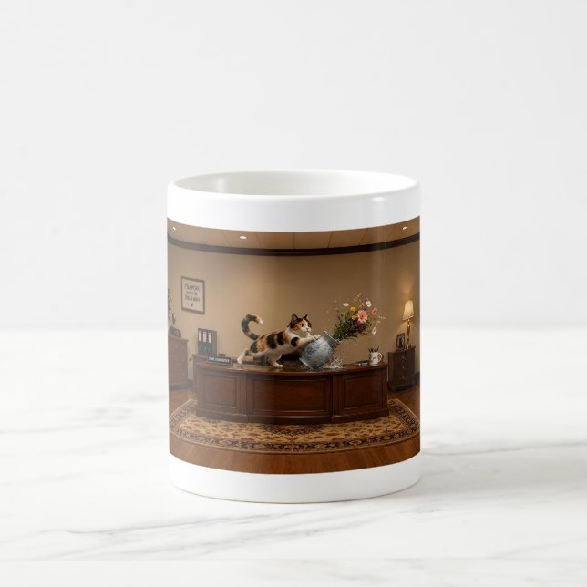 Rolig Calico Katt som Slår Omkull en Vas | Kaos  Kaffemugg (Center)