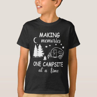 Rolig Camping Skapar Minnen En Campingplats i Tage T Shirt
