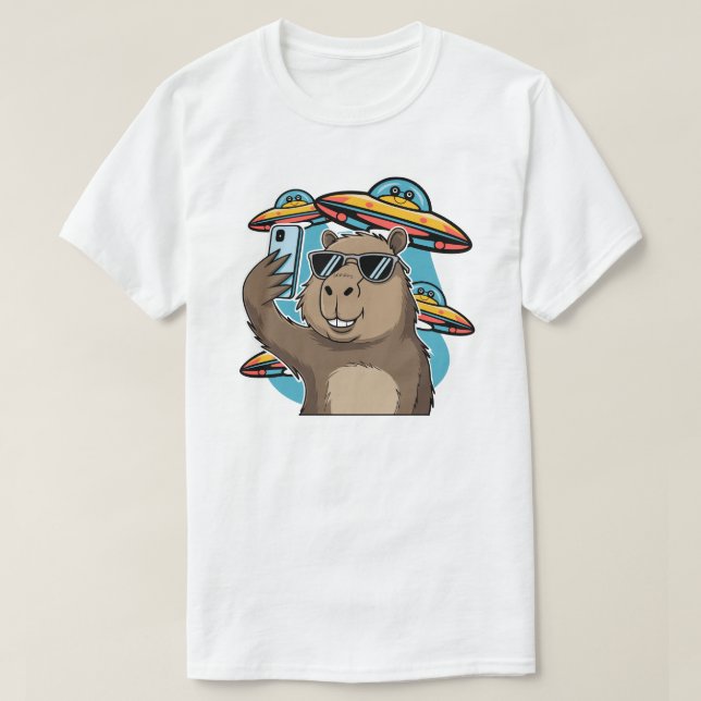 Rolig Capybara Selfie med UFO Rymdskepp T-Shirt (Design framsida)