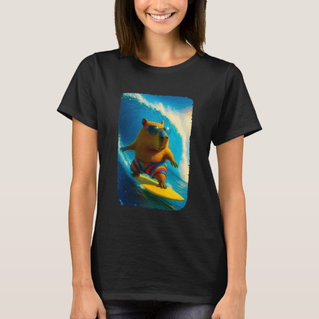Rolig Capybara som Surfar i Regnbågsbyxor T Shirt (Framsida)
