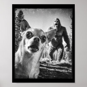 Rolig Chihuahua Selfie Med Bigfoot Sasquatch Krypt Poster